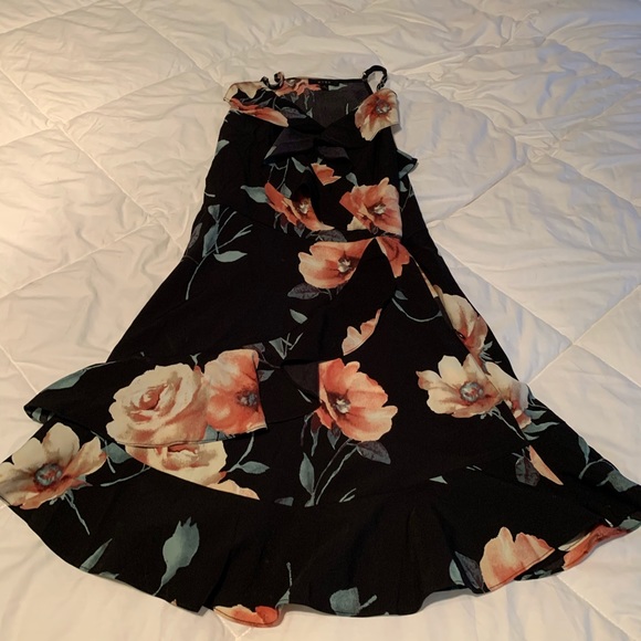 Dresses & Skirts - Floral ruffle mini dress